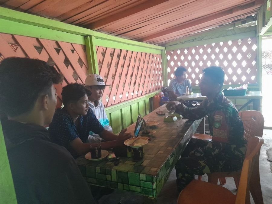 Babinsa Kopda  Rahmad Dika memanfaatkan warung kopi untuk berkomunikasi dengan warga