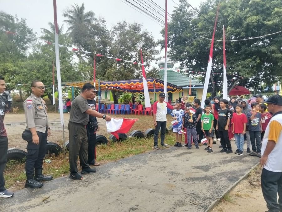 Babinsa Kopka Antoni Siahaan Jalan Santai Bersama Warga Teluk Uma