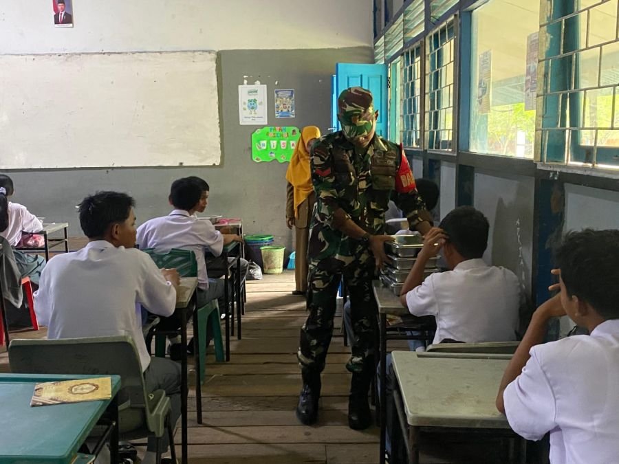 Babinsa Koptu Deri Perdana Dampingi Kegiatan Makan Bergizi di Kecamatan Kateman