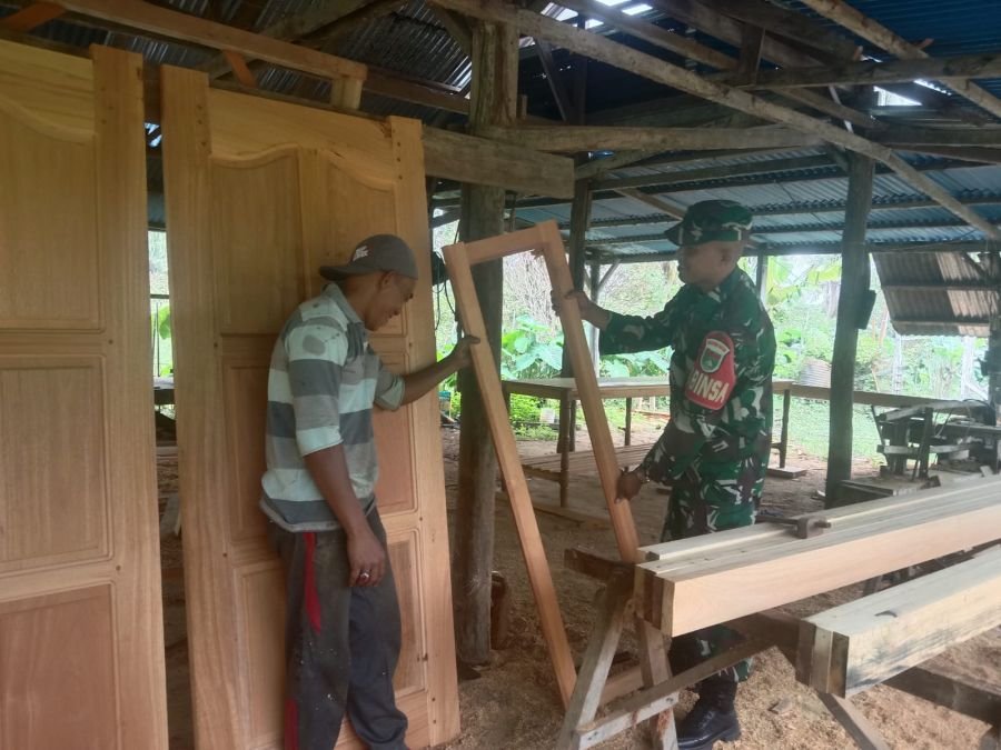 Babinsa Koptu Fian Hendratmo Dorong Pengrajin Mebel Desa Mampok untuk Perluas Pasar