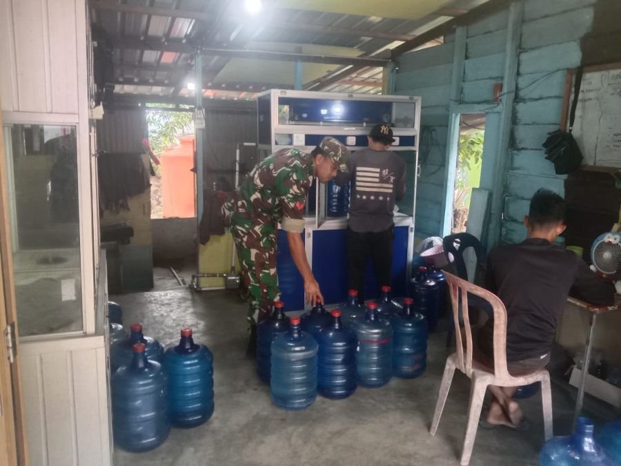 Babinsa Koptu Fian Hendratmo Ingatkan Pengusaha Air Galon Jaga Kebersihan dan Kualitas Air
