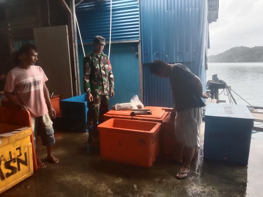 Babinsa Koptu Fian Hendratmo Ingatkan Nelayan Letung Utamakan Keselamatan Saat Melaut