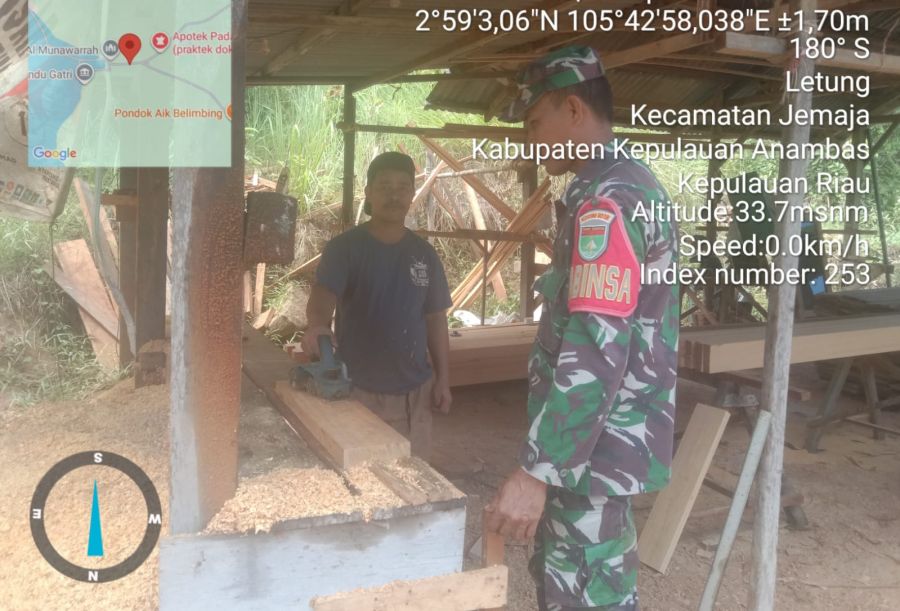 Babinsa Koptu Fian Hendratmo Komsos dengan Pengrajin Mebel di Desa Batu Berapit, Dorong Kualitas Pro