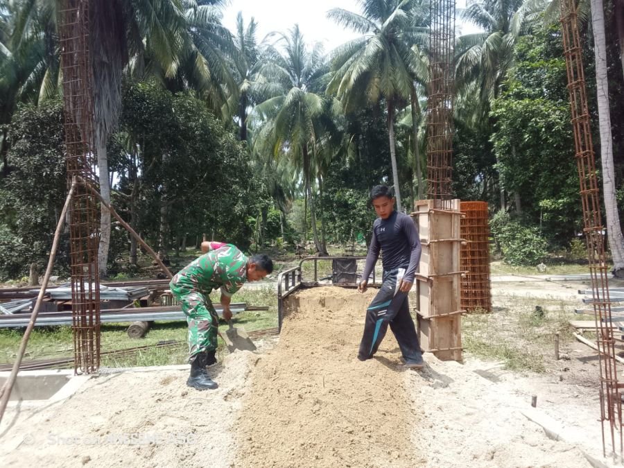 BABINSA KOPTU HAFIT HERIADI MENGAWASI SERTA MEMBANTU PEKERJA KOPERASI DI DESA PULAU PANJANG.