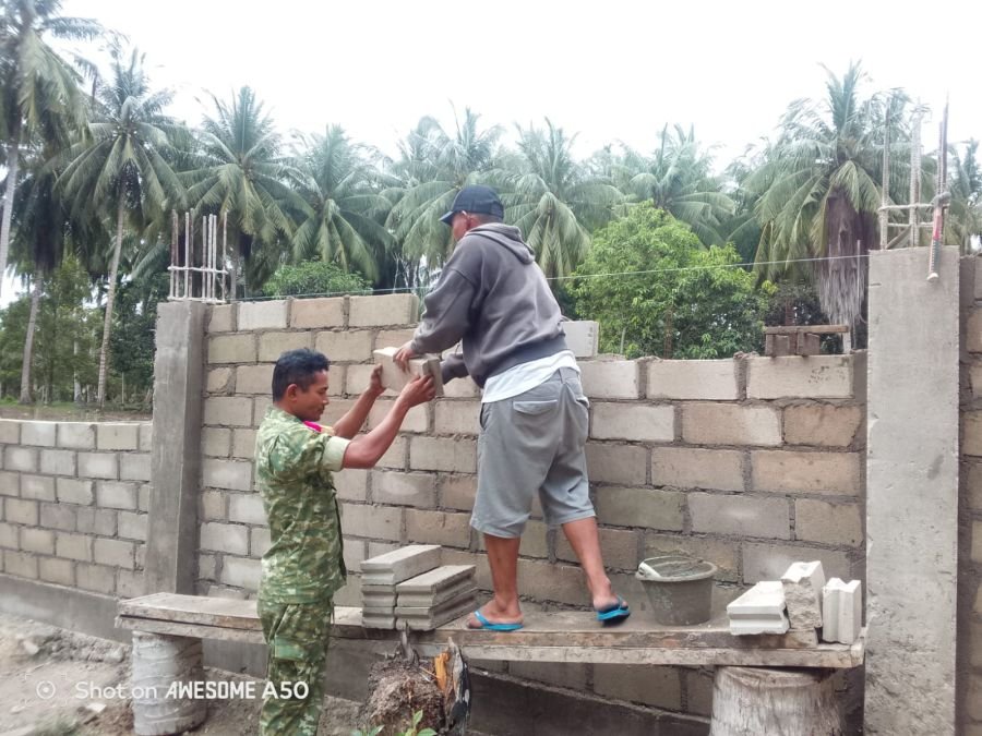Babinsa Hafit Heriadi Turun Tangan Bantu Pengecoran Koperasi Desa Pulau Panjang