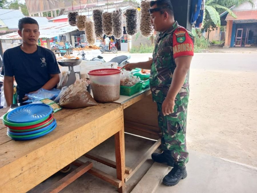 Babinsa Koptu Irwan Kunjungi Pelaku Usaha Rempah Bumbu Masakan di Desa Kampung Baru Timur