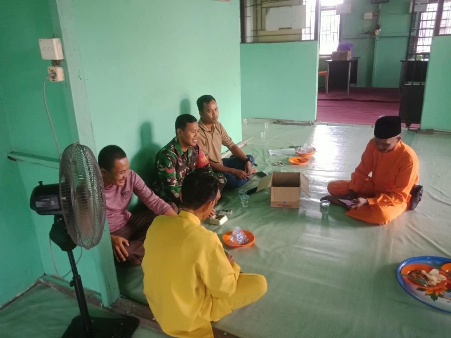 Babinsa Koptu Suriadi melaksanakan pengawasan SDM Masyarakat di Kel. Sungai Empat.