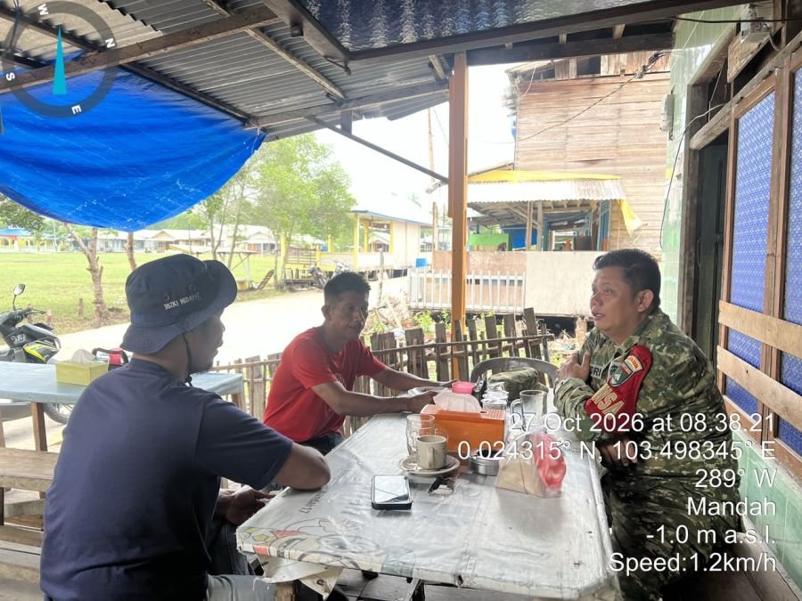 BABINSA KOPTU SURIADI PATROLI TAPAL BATAS WILAYAH LAHAN MASYARAKAT DI Teluk Kabung