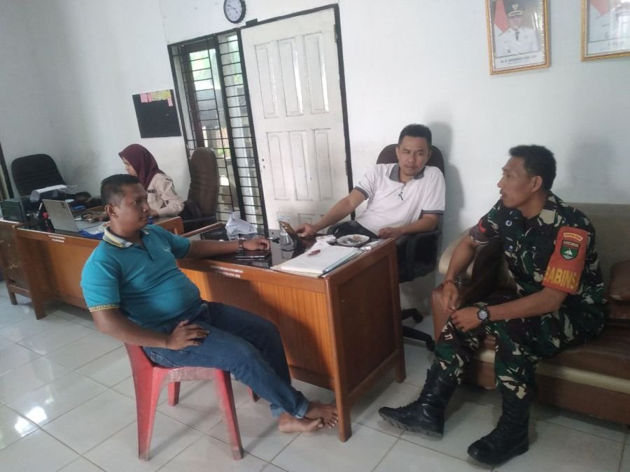 Babinsa Koptu Yudi Handrika Rutin Sambangi Kantor Desa, Perkuat Sinergi dan Tukar Informasi