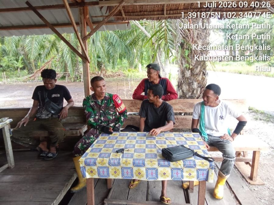 Babinsa Koramil 01 Bengkalis melaksanakan komunikasi sosial di desa binaan Sungai batang