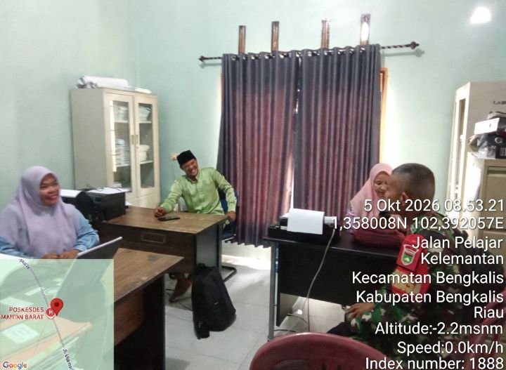 Babinsa Koramil 01 Bengkalis Serka Sinambela melaksanakan komunikasi sosial di desa binaan