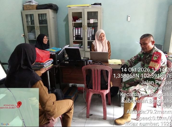 Babinsa Koramil 01 Bengkalis Serka Sinambela melaksanakan komunikasi sosial di desa binaan