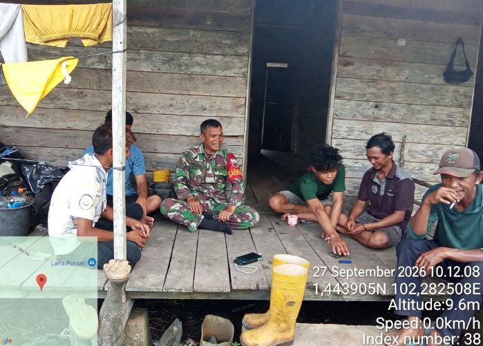 Babinsa Koramil 01 Bengkalis Serka Sinambela melaksanakan komunikasi sosial di desa binaan Sungai ba