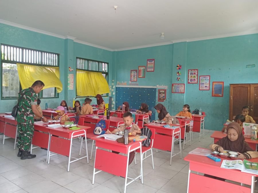 Babinsa Koramil 01 Kodim 0320/Dumai Lakukan pendampingan MBG
