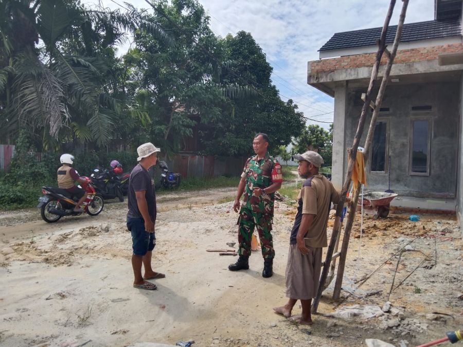 Babinsa Koramil 01 Rumbai Ajak Warga Tingkatkan Kewaspadaan Hadapi Cuaca Ekstrem