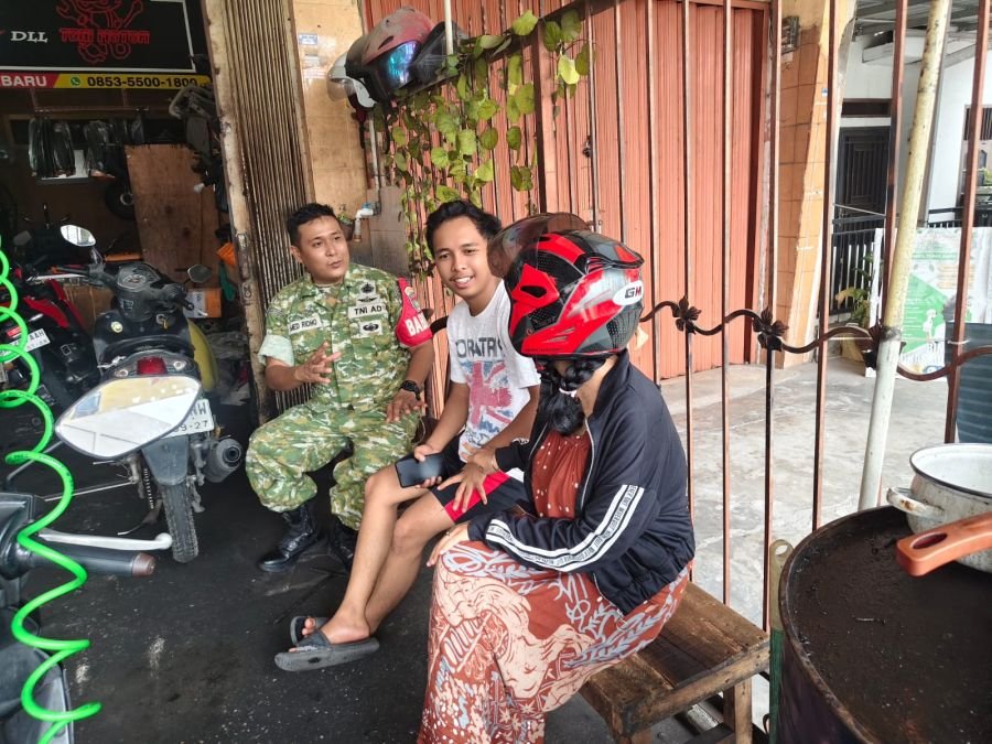 Babinsa Koramil 01 Rumbai Ajak Warga Umban Sari Aktifkan Kembali Pos Ronda