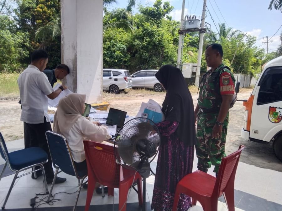 Babinsa Koramil 01 Rumbai Dampingi Aktivasi IKD, Warga Antusias Ikuti Pelayanan