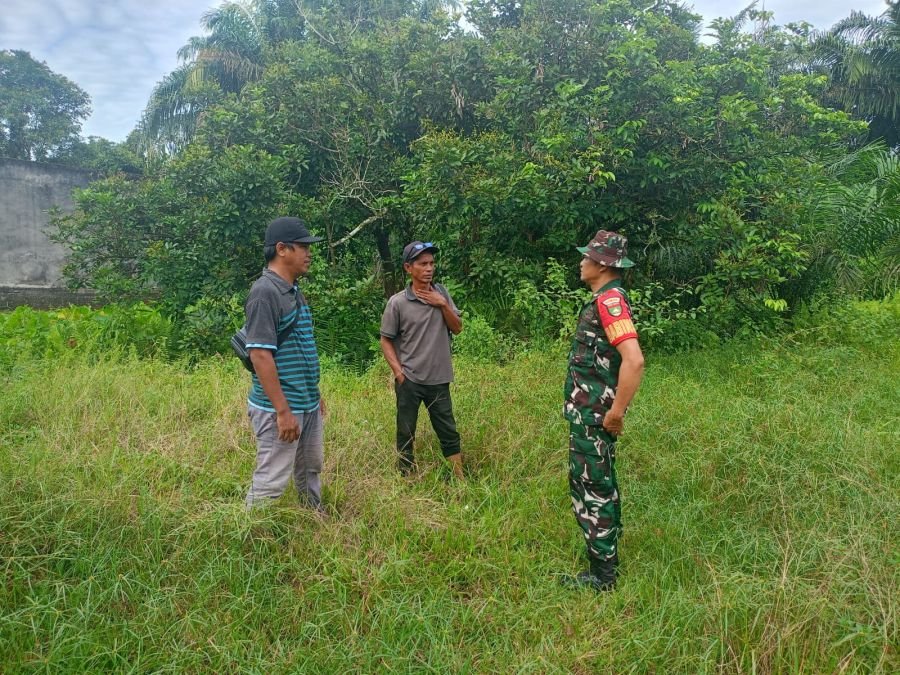 Babinsa Koramil 01 Rumbai Edukasi Warga Bahaya Pembakaran Lahan