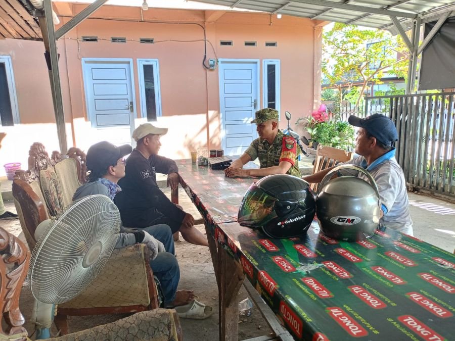 Babinsa Koramil 01 Rumbai Edukasi Warga Pentingnya Kebersihan dan Gotong Royong