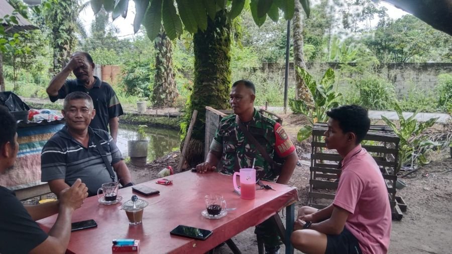 Babinsa Koramil 01 Rumbai Gencarkan Komsos untuk Ciptakan Lingkungan Aman dan Kondusif