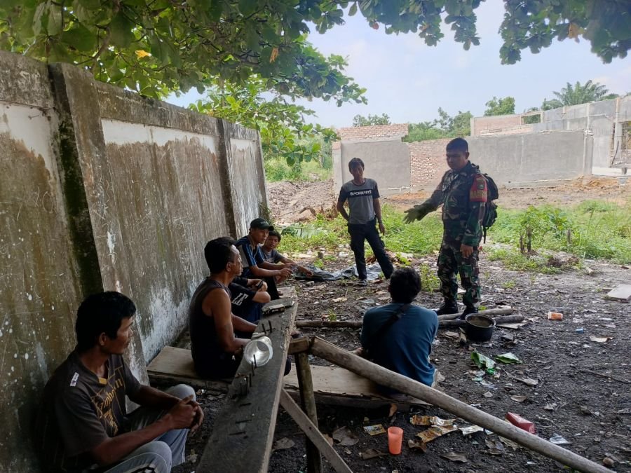Babinsa Koramil 01 Rumbai Intensifkan Edukasi Karhutla kepada Masyarakat