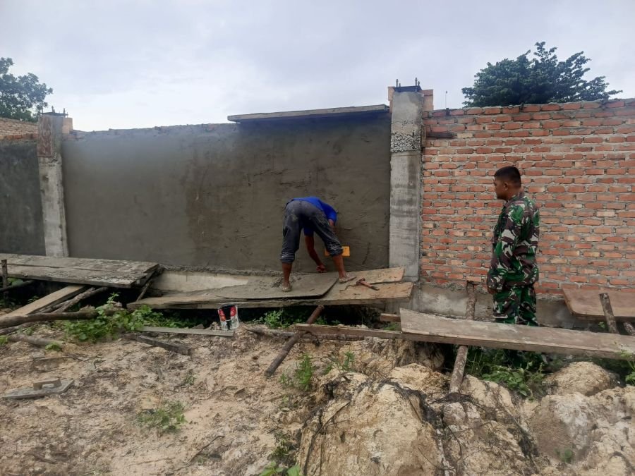 Babinsa Koramil 01 Rumbai Monitoring Pembangunan Koperasi Merah Putih di Kelurahan Palas