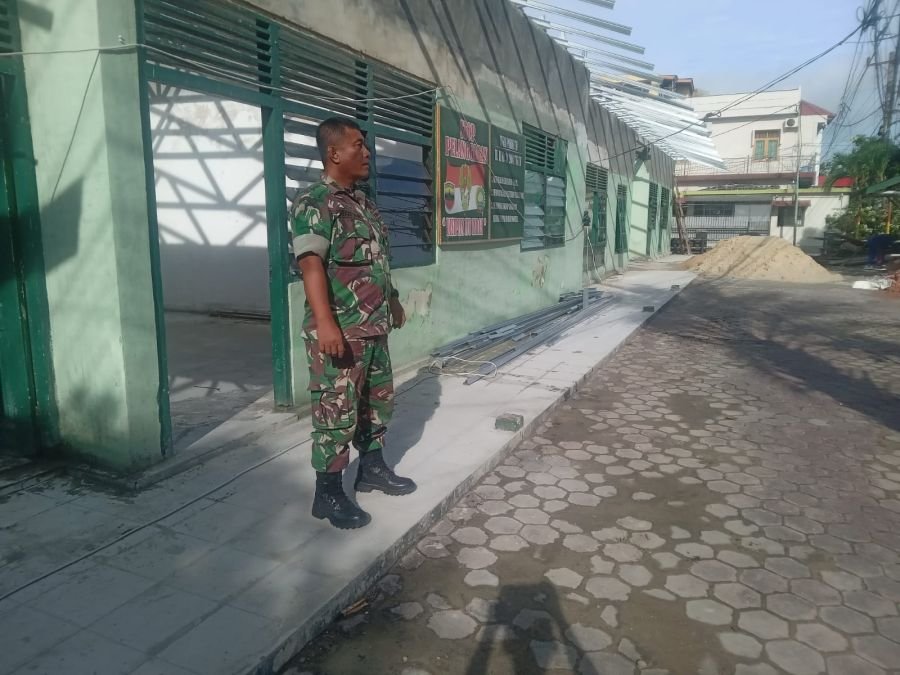 Babinsa Koramil 01 Rumbai Pantau Progres Rehabilitasi Makoramil dan Rumah Dinas Danramil