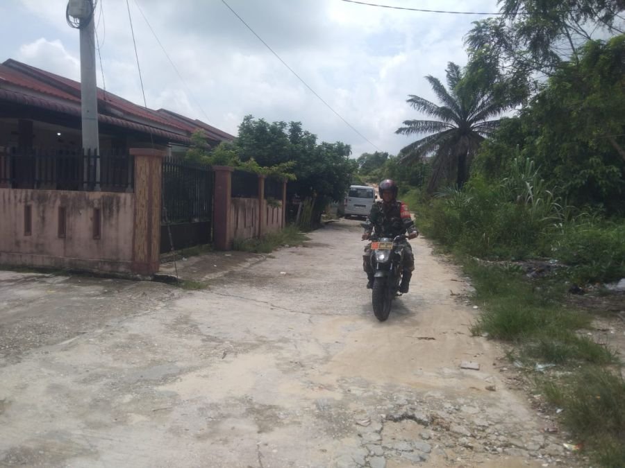 Babinsa Koramil 01 Rumbai Patroli Cegah Karhutla di Sri Meranti