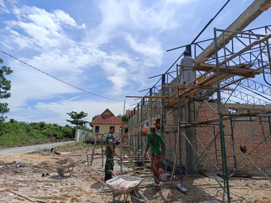 Babinsa Koramil 01 Rumbai Perkuat Pendampingan Pembangunan Koperasi Merah Putih