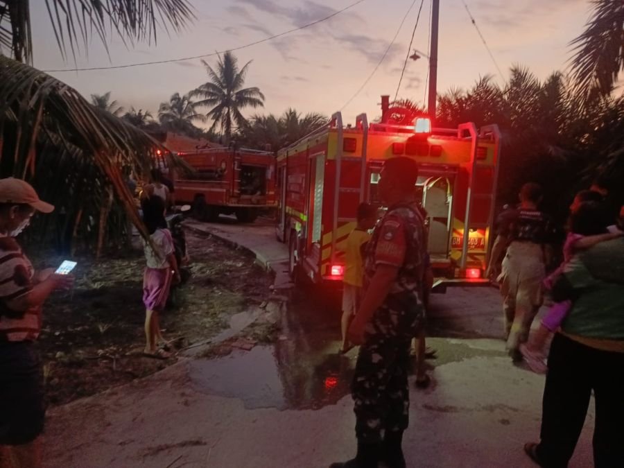 Babinsa Koramil 01 Rumbai Sigap Bantu Padamkan Kebakaran Rumah di Palas