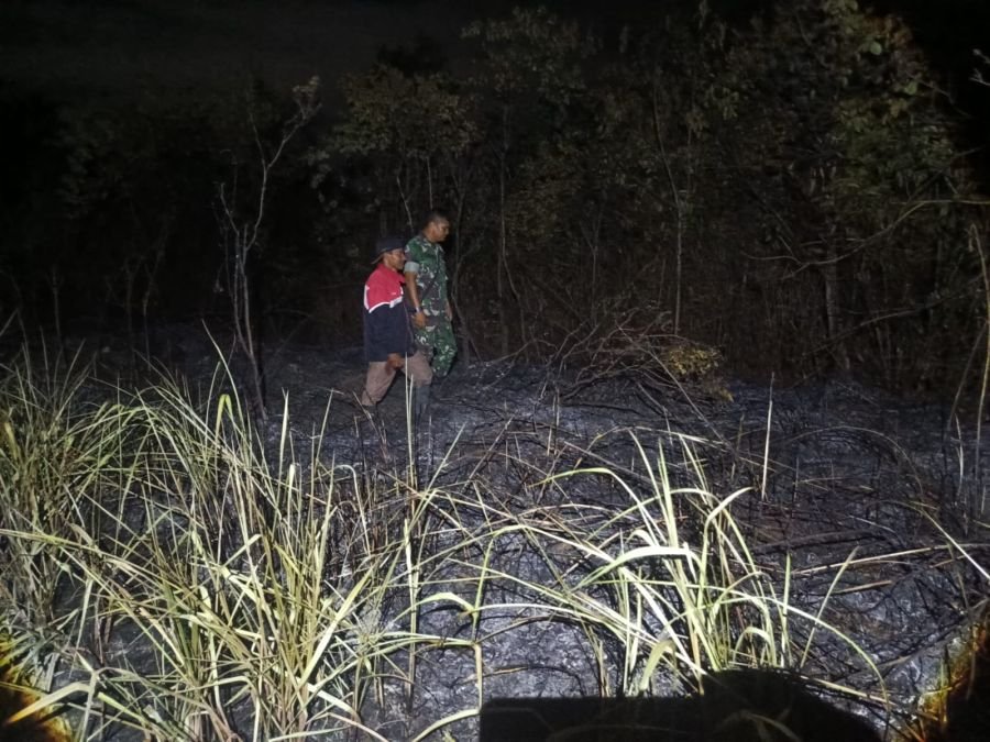Babinsa Koramil 01 Rumbai Sigap Tangani Karhutla di Kelurahan Palas