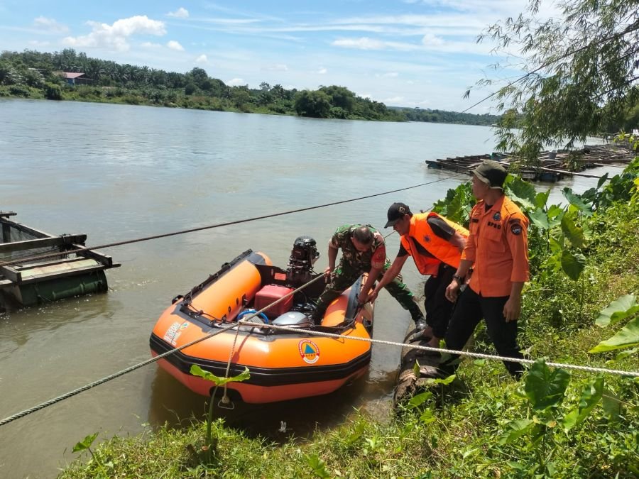 Babinsa Koramil 01/Bangkinang Bersama Tim SAR Gabungan Sisir Sungai Kampar Cari Warga Diduga Melompa