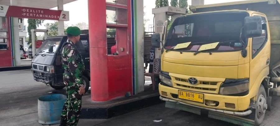 Babinsa Koramil 01/Bangkinang Pantau Ketersediaan BBM dan Ketertiban di SPBU