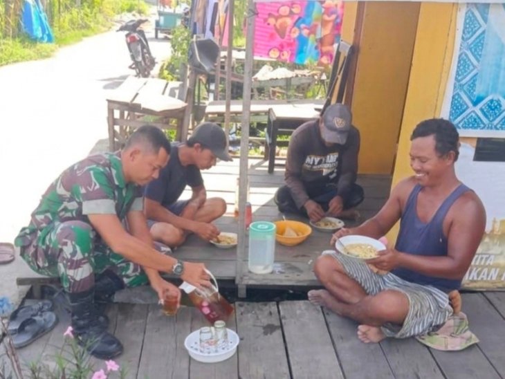 Babinsa Koramil 01/Bangko Bahas Narkoba dan Judol Lewat Komsos Santai di Bagan Punak