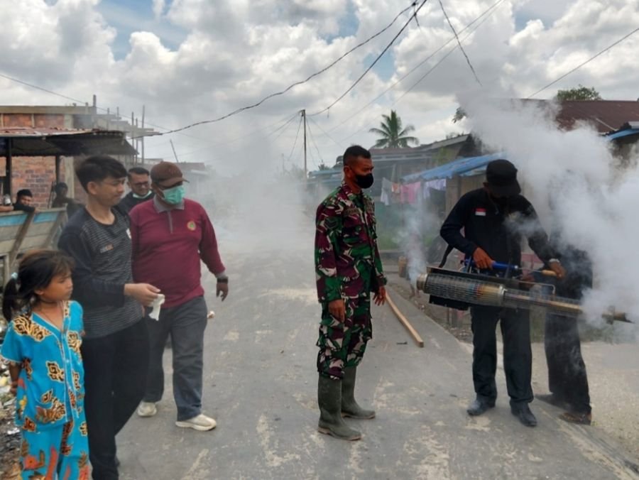 BABINSA KORAMIL 01/BANGKO BERSAMA TIM PUSKESMAS SINABOI GELAR FOGGING DI SEI NYAMUK UNTUK CEGAH DBD