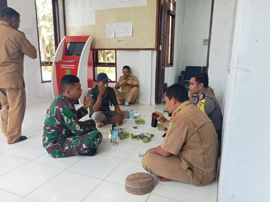 Babinsa Koramil 01/Bangko dan Bhabinkamtibmas Gelar Komsos Antinarkoba di Pekaitan