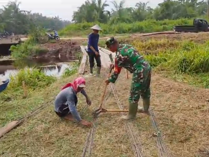 Babinsa Koramil 01/Bangko dan Warga Mulai Bangun Jembatan Garuda