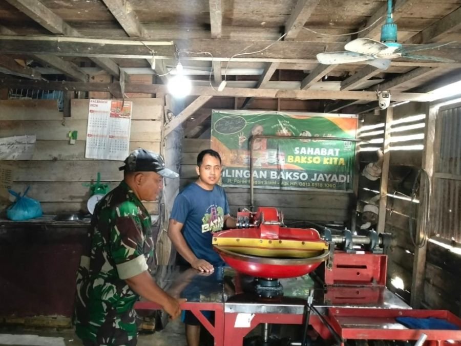BABINSA KORAMIL 01/BANGKO PANTAU USAHA PENGGILINGAN BAKSO DI LABUHAN TANGGA HILIR