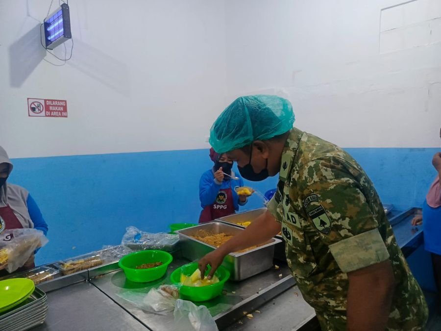 Babinsa Koramil 01/Bengkalis Awasi Langsung Penyaluran Program Makan Bergizi Gratis (MBG)