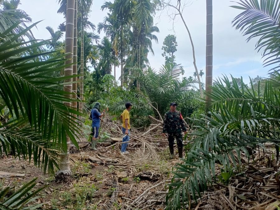 Babinsa Koramil 01/Bengkalis Gencarkan Patroli dan Sosialisasi Karhutla di Desa Kembung Luar