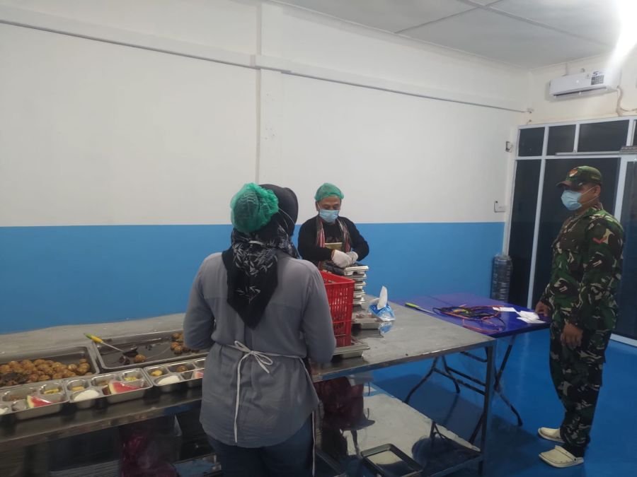 Babinsa Koramil 01/Bengkalis Kopda Budi Nursalim Laksanakan Pengawasan Program Makan Bergizi Gratis