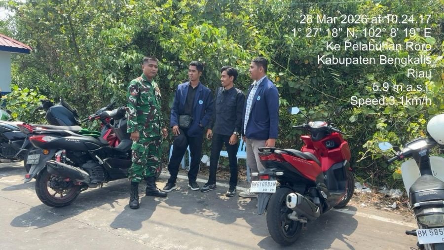 Babinsa Koramil 01/Bengkalis Kopda Aritonang melaksanakan kegiatan komsos bersama masyarakat binaan