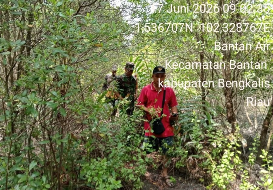 Babinsa Koramil 01/Bengkalis, Koptu Dedi Swarman, bersama Masyarakat Peduli Api (MPA) Desa melaksana