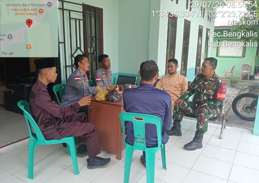 Babinsa Koramil 01/Bengkalis Serka Subarianto Melaksanakan komsos dengan aparat ur desa Desa Binaan