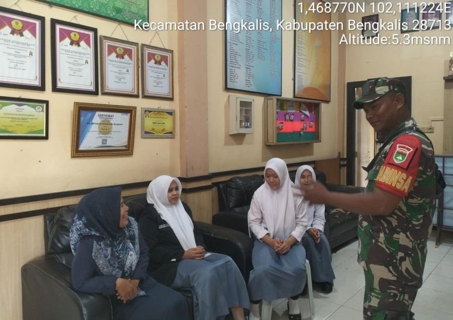Babinsa Koramil 01/Bengkalis Sertu Mhd Alimron Melaksanakan Komsos di Kelurahan Kota Bengkalis