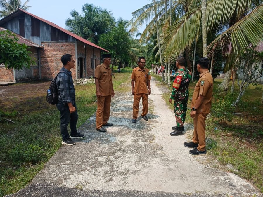Babinsa Koramil 01/Bengkalis Sertu Gunawan melaksanakan kegiatan komsos bersama masyarakat binaan De