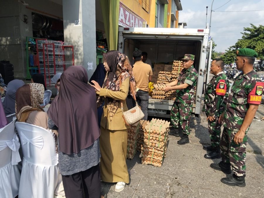 Babinsa Koramil 01/Bkn Monitor Operasi Pasar Murah di Bangkinang Kota Untuk Jaga Stabilitas Harga, T