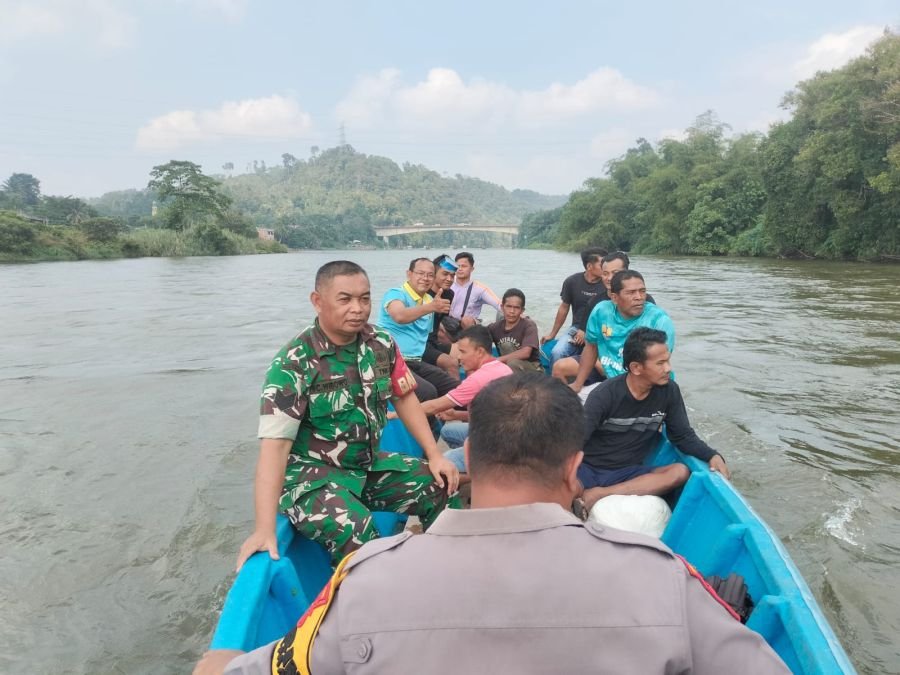 Babinsa Koramil 01/Bkn Serma Cipto Wibowo Bersama Tim Gabungan Cari Pengendara Motor Terpental dan T