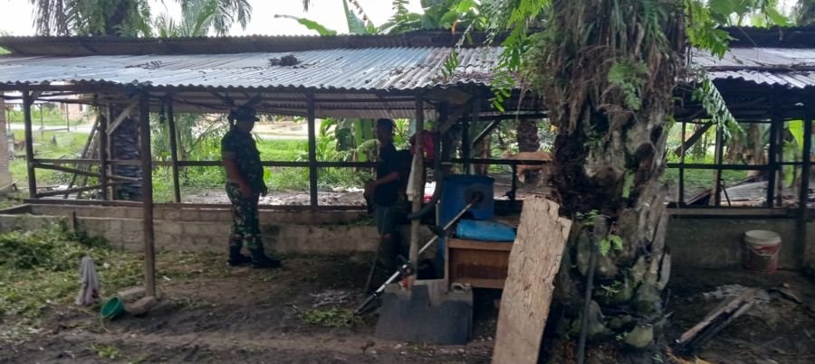Babinsa Koramil 01/Bkn Serma Dwi Krensa Sambangi Kandang Ternak Warga Binaan