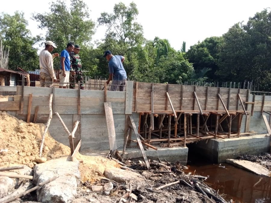 Babinsa Koramil 01/Dumai Dampingi Pembangunan Jembatan Beton, Perkuat Akses Warga Kelurahan Purnama